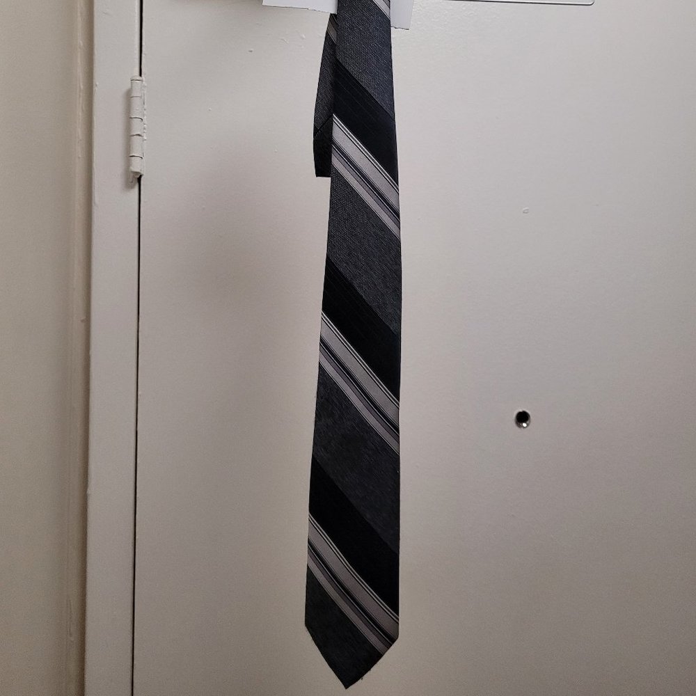 GENTLY USED, VINTAGE,  LOUIS FERAUD NECK TIE!!!